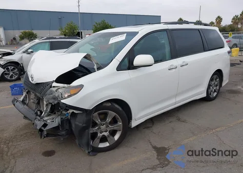 2013 Toyota Sienna Se 8 Passenger z USA, uszkodzony, nr VIN 5TDXK3DC3DS344245